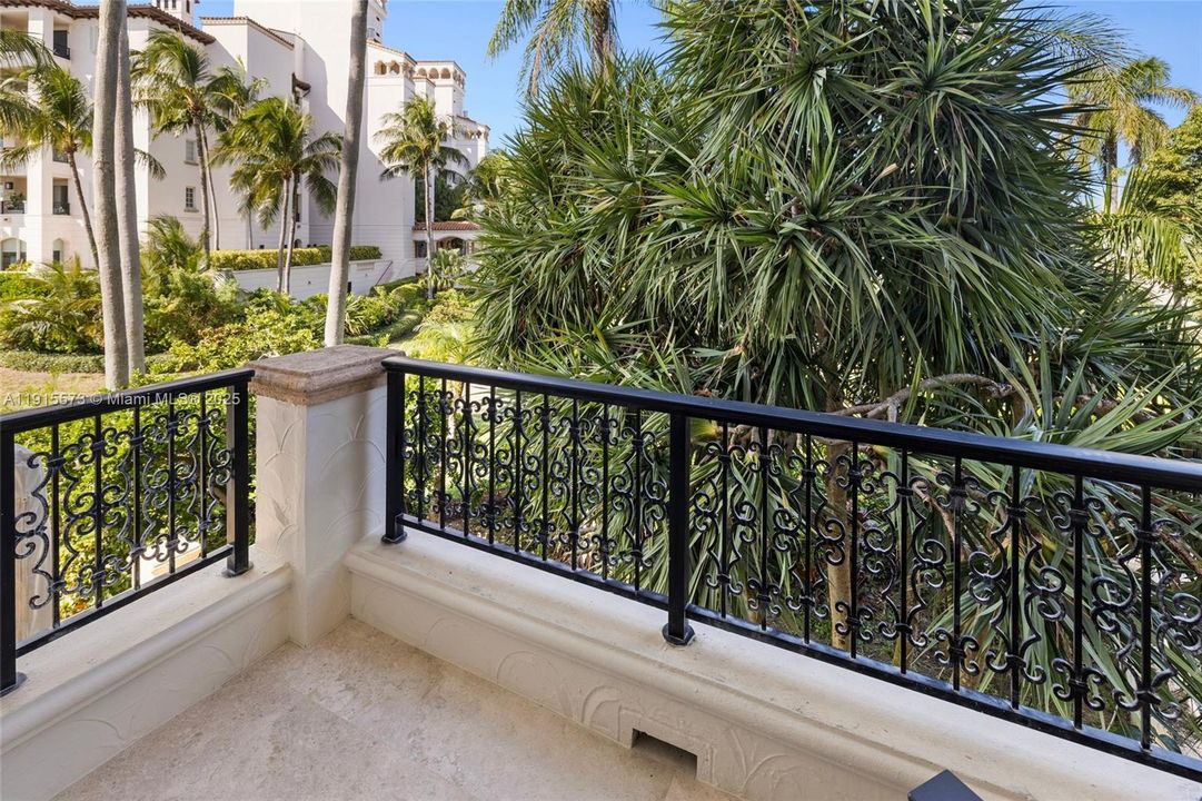 For Rent: $28,000 (3 beds, 3 baths, 2740 Square Feet)