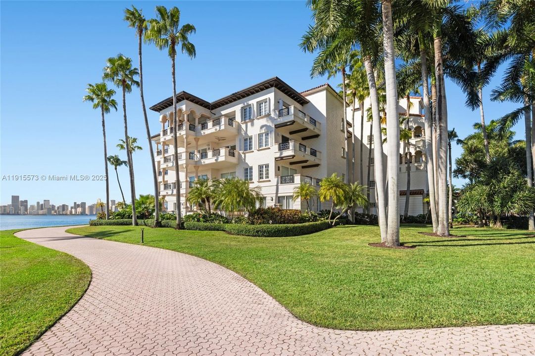 For Rent: $28,000 (3 beds, 3 baths, 2740 Square Feet)