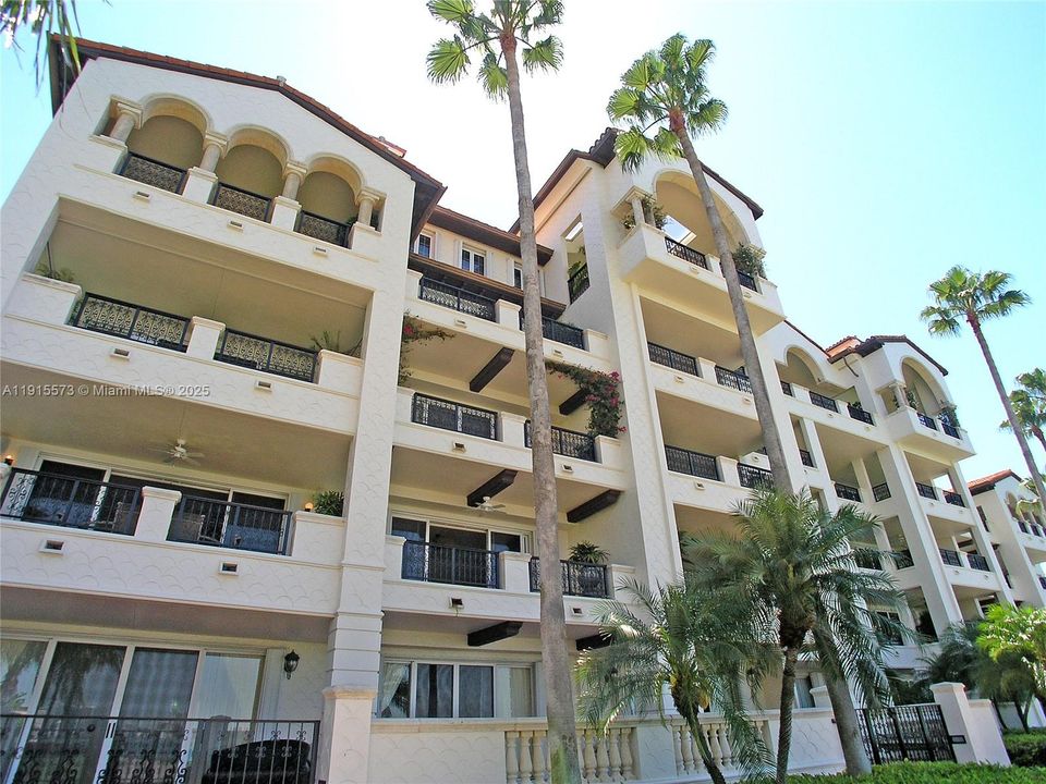 For Rent: $28,000 (3 beds, 3 baths, 2740 Square Feet)