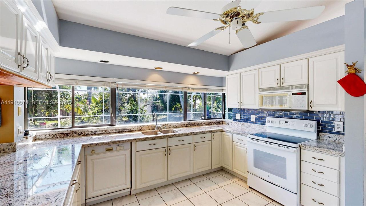 На продажу: $765,000 (4 спален, 2 ванн, 2240 Квадратных фут)