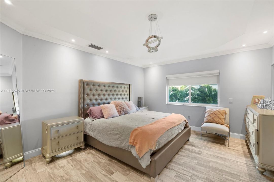 Active With Contract: $6,300 (5 beds, 3 baths, 2569 Square Feet)