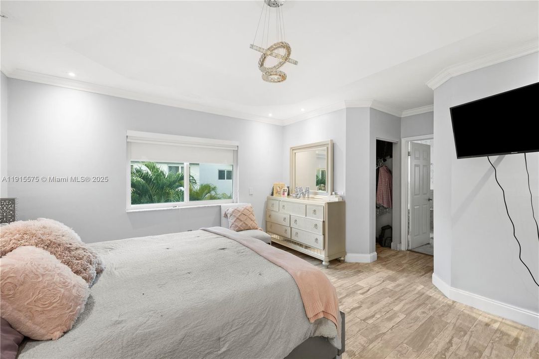 Active With Contract: $6,300 (5 beds, 3 baths, 2569 Square Feet)