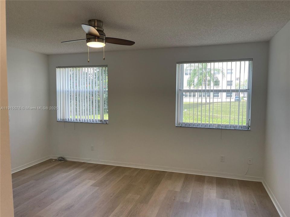 待售: $169,500 (2 贝兹, 2 浴室, 950 平方英尺)