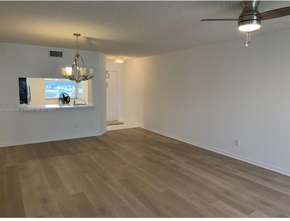 待售: $169,500 (2 贝兹, 2 浴室, 950 平方英尺)