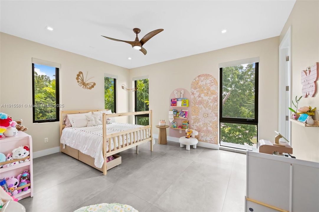 待售: $2,500,000 (4 贝兹, 4 浴室, 2879 平方英尺)