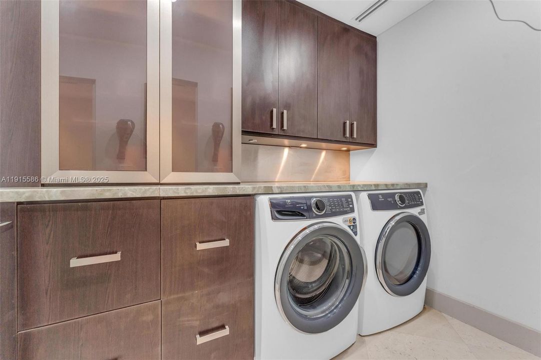 For Sale: $1,575,000 (3 beds, 3 baths, 2548 Square Feet)