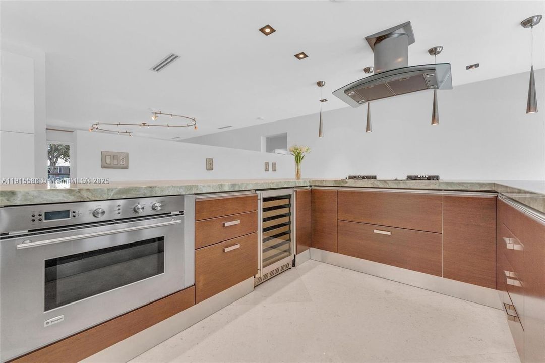 For Sale: $1,575,000 (3 beds, 3 baths, 2548 Square Feet)