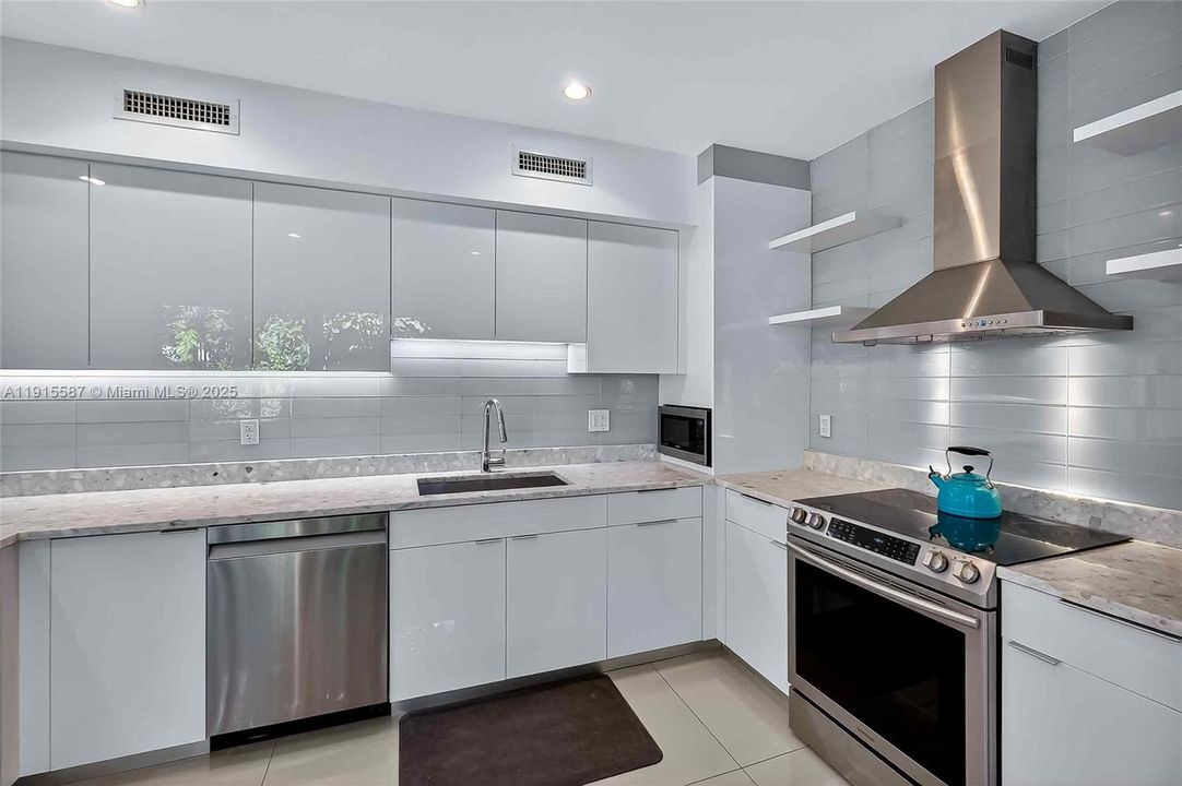 For Sale: $1,950,000 (3 beds, 2 baths, 1883 Square Feet)