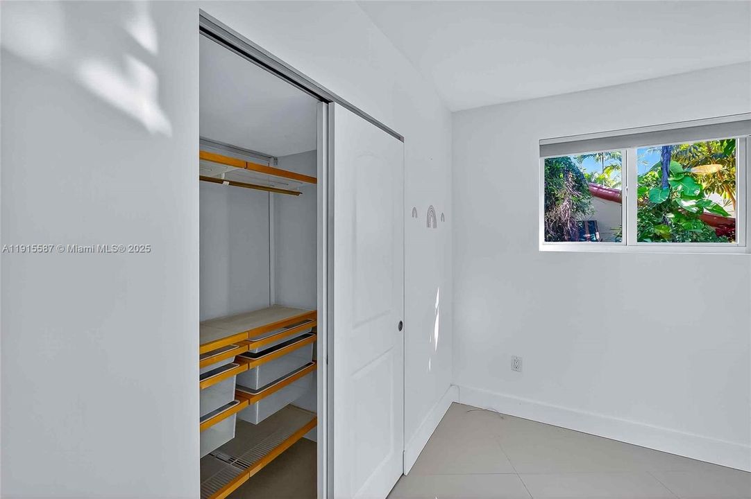 For Sale: $1,950,000 (3 beds, 2 baths, 1883 Square Feet)