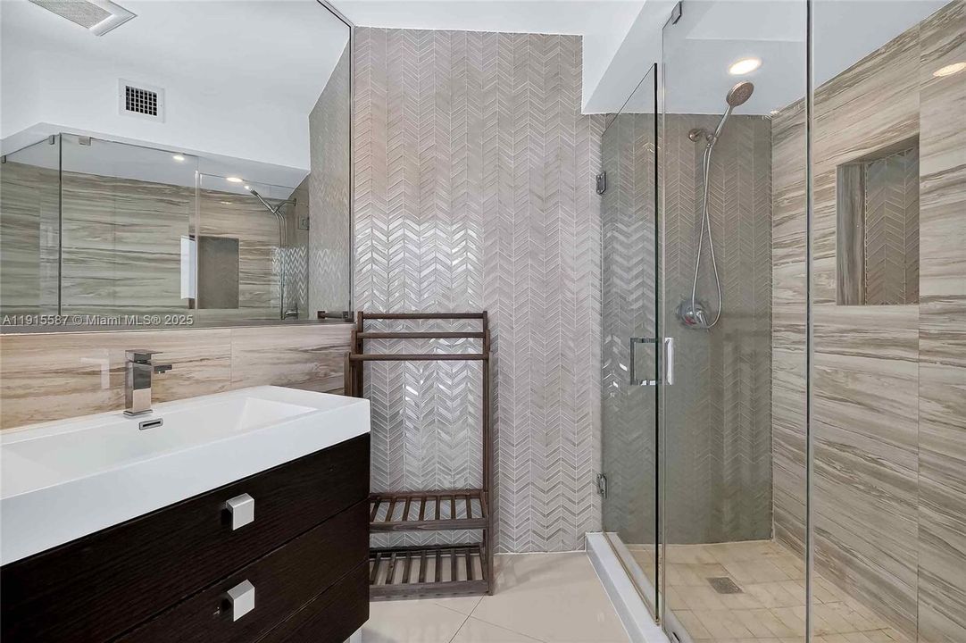 For Sale: $1,950,000 (3 beds, 2 baths, 1883 Square Feet)