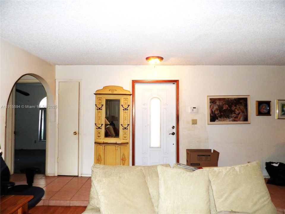 En Venta: $549,900 (4 camas, 2 baños, 2340 Pies cuadrados)