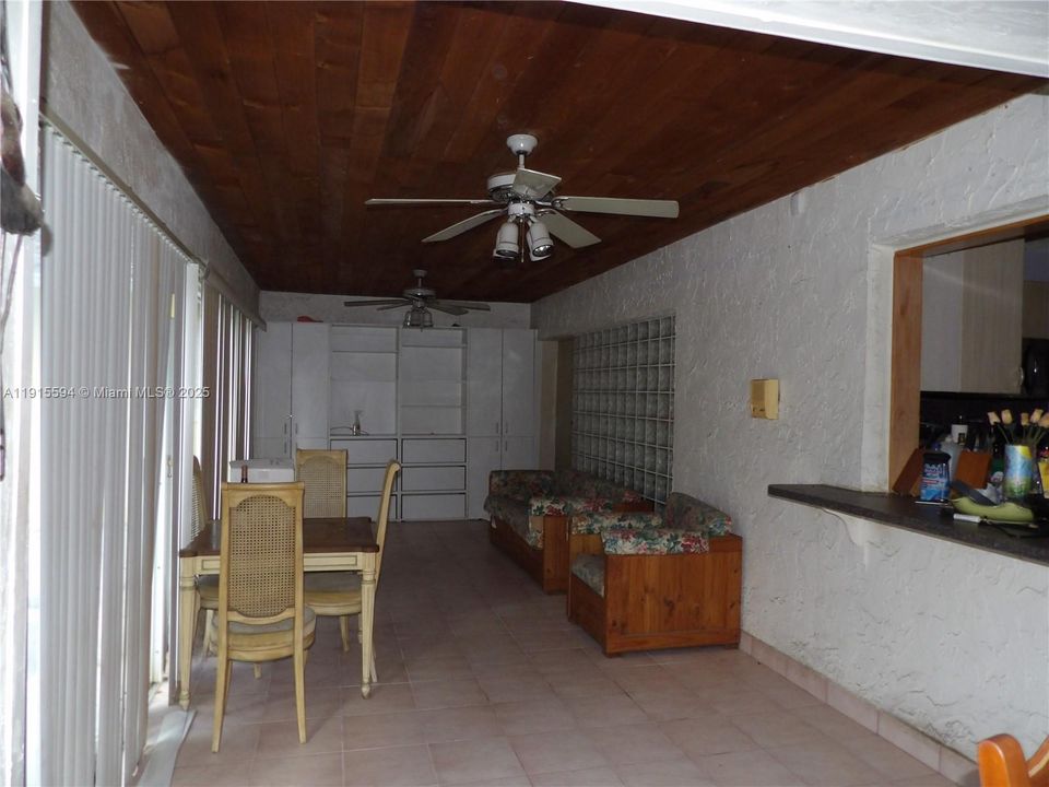 En Venta: $549,900 (4 camas, 2 baños, 2340 Pies cuadrados)