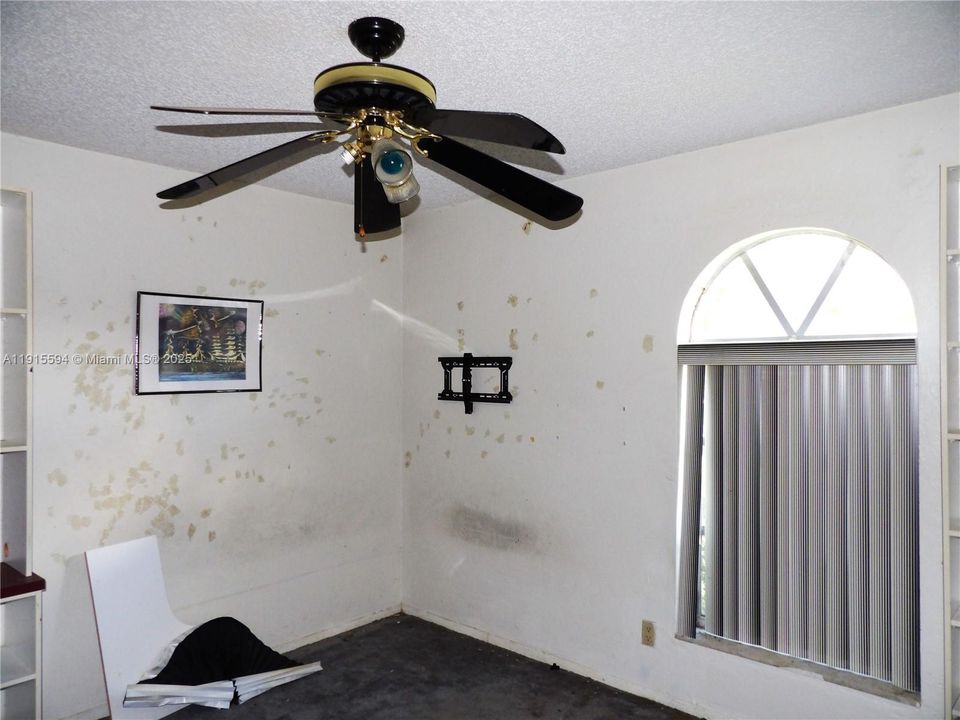 En Venta: $549,900 (4 camas, 2 baños, 2340 Pies cuadrados)