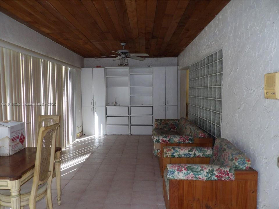 En Venta: $549,900 (4 camas, 2 baños, 2340 Pies cuadrados)