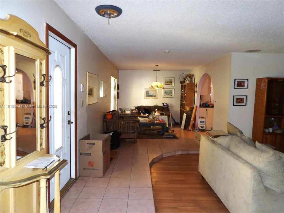 En Venta: $549,900 (4 camas, 2 baños, 2340 Pies cuadrados)