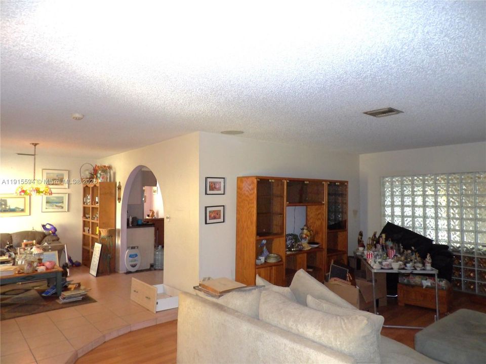 En Venta: $549,900 (4 camas, 2 baños, 2340 Pies cuadrados)