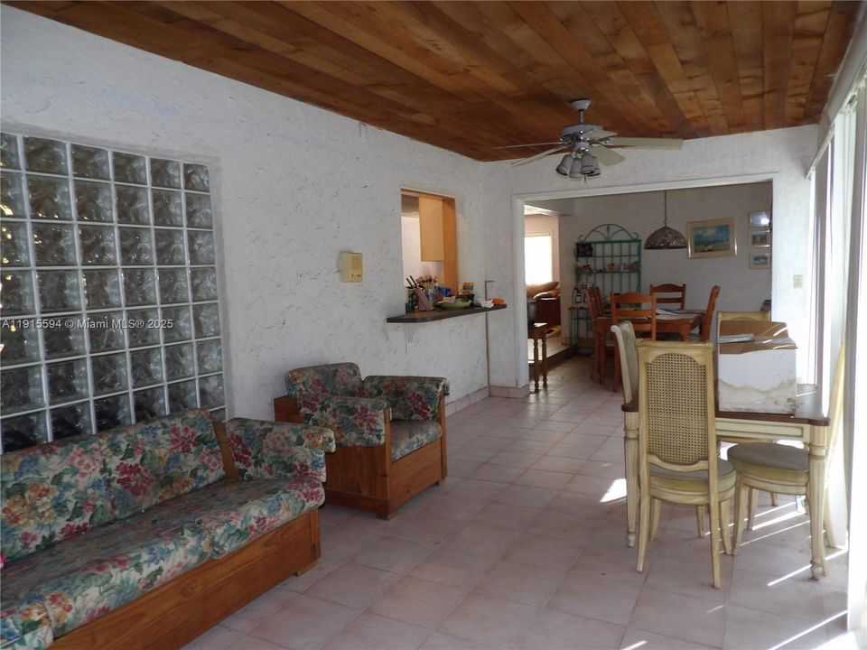 En Venta: $549,900 (4 camas, 2 baños, 2340 Pies cuadrados)