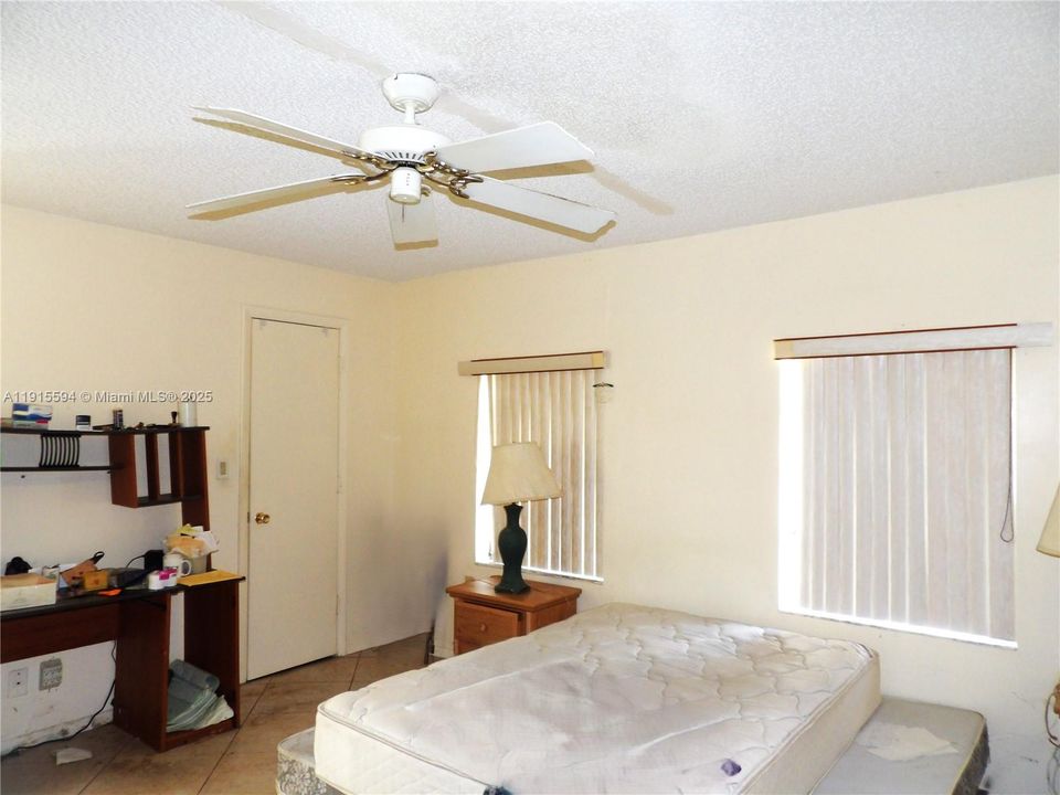 En Venta: $549,900 (4 camas, 2 baños, 2340 Pies cuadrados)