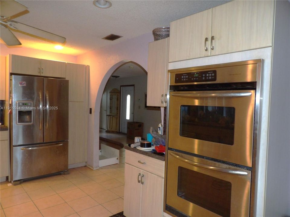 En Venta: $549,900 (4 camas, 2 baños, 2340 Pies cuadrados)