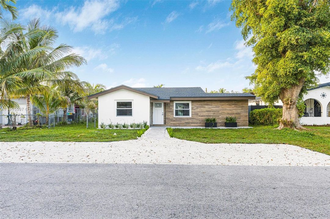 For Rent: $4,000 (3 beds, 2 baths, 1051 Square Feet)