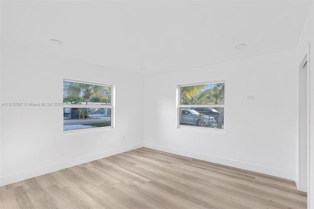 For Rent: $4,000 (3 beds, 2 baths, 1051 Square Feet)