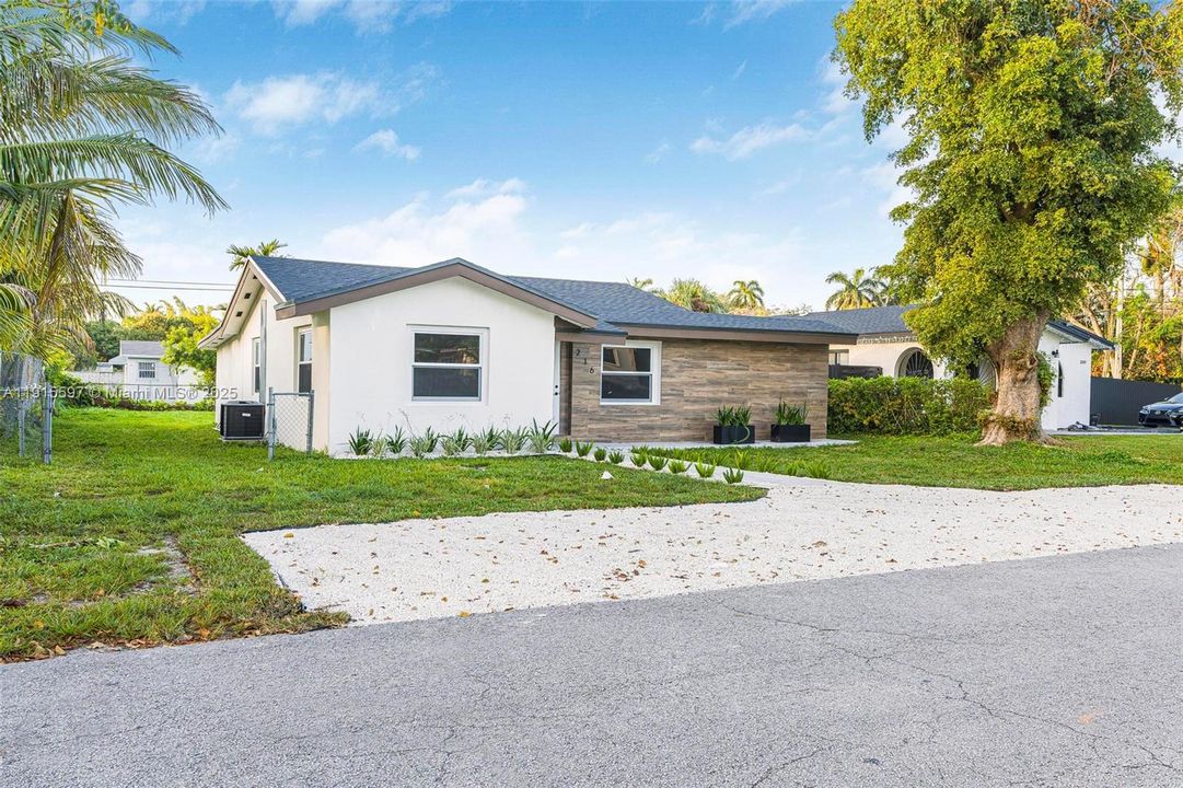 For Rent: $4,000 (3 beds, 2 baths, 1051 Square Feet)