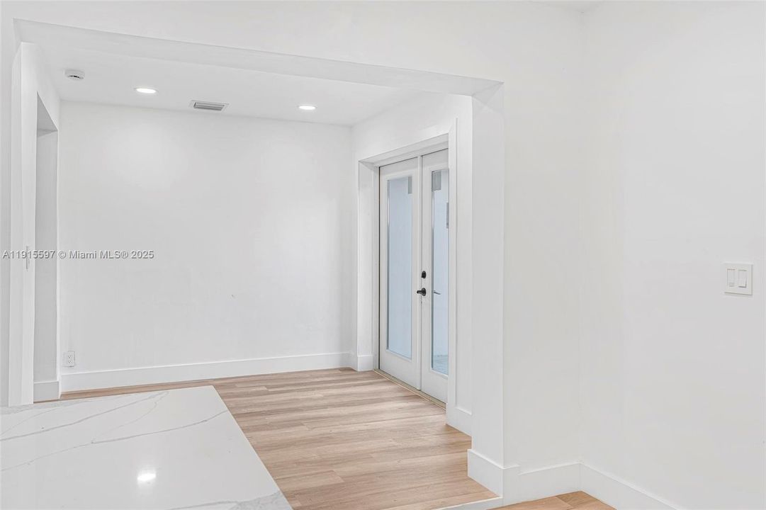 For Rent: $4,000 (3 beds, 2 baths, 1051 Square Feet)