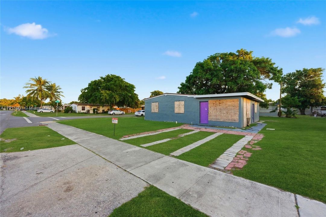 En Venta: $299,999 (3 camas, 2 baños, 1373 Pies cuadrados)