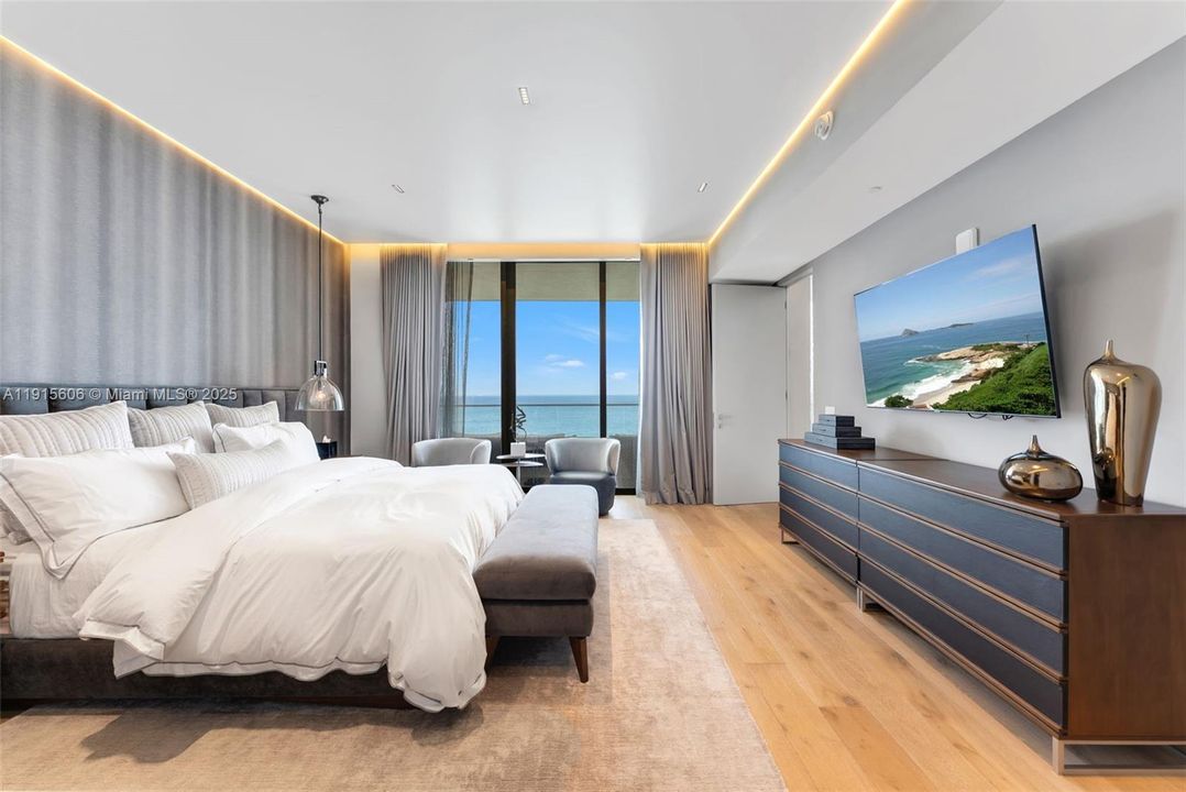 For Sale: $5,679,000 (4 beds, 5 baths, 3176 Square Feet)