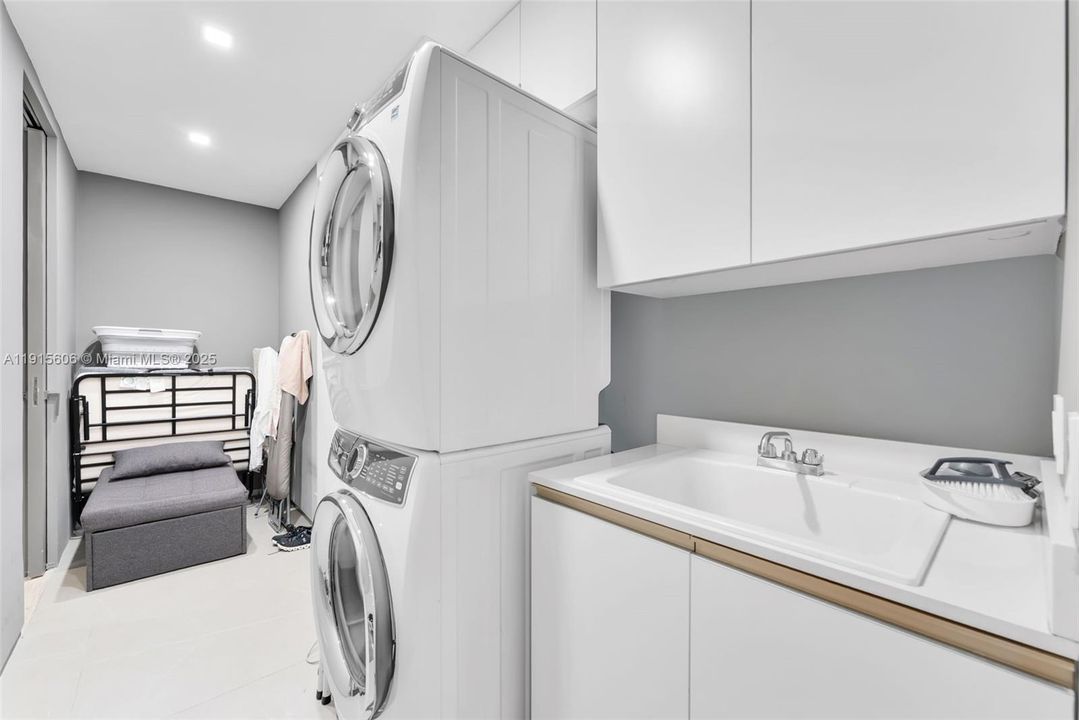 For Sale: $5,679,000 (4 beds, 5 baths, 3176 Square Feet)