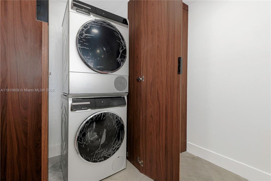 washer/dryer in kitchen closet