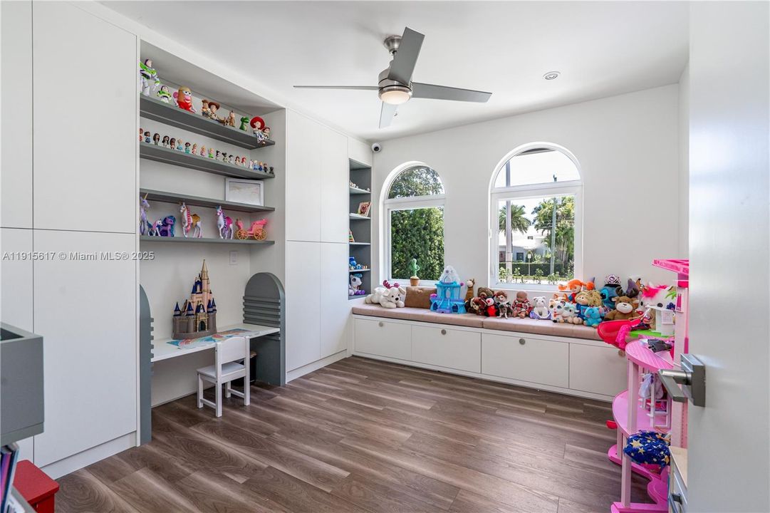 待售: $3,250,000 (5 贝兹, 5 浴室, 3392 平方英尺)