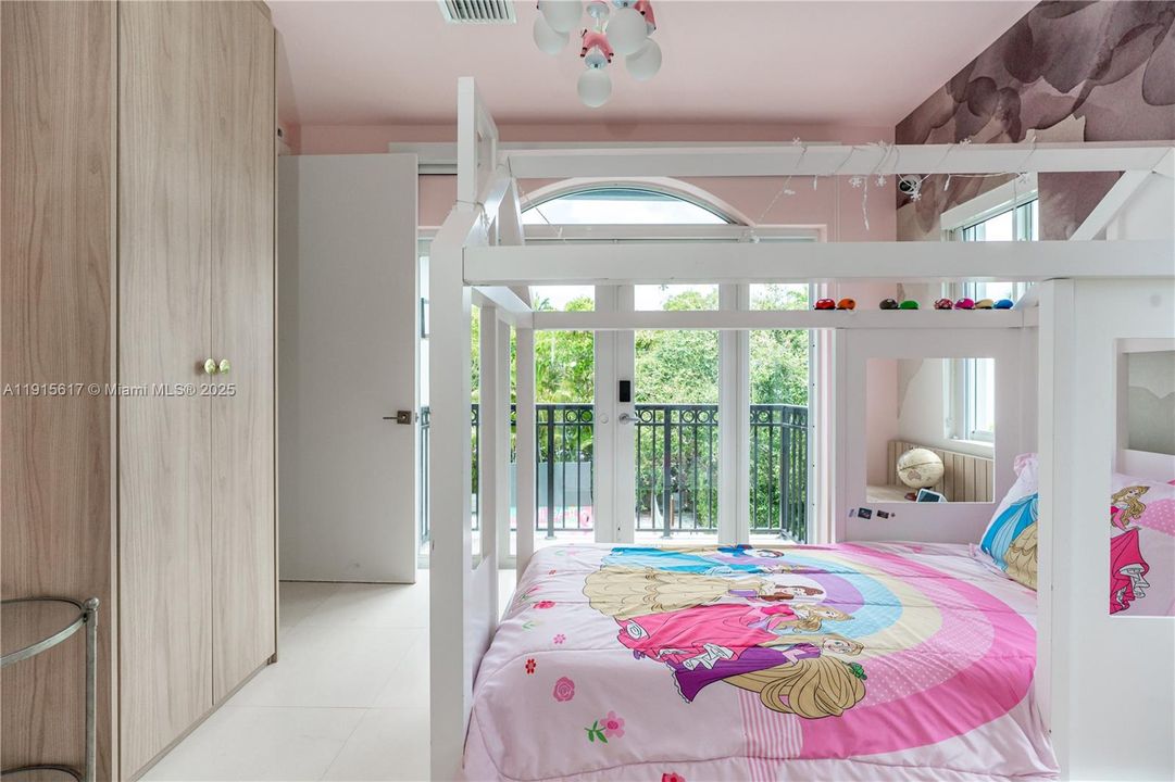 待售: $3,250,000 (5 贝兹, 5 浴室, 3392 平方英尺)