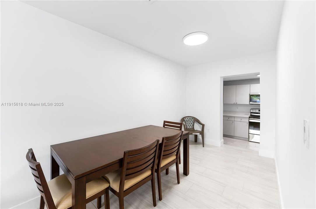 待售: $1,600,000 (6 贝兹, 6 浴室, 1938 平方英尺)