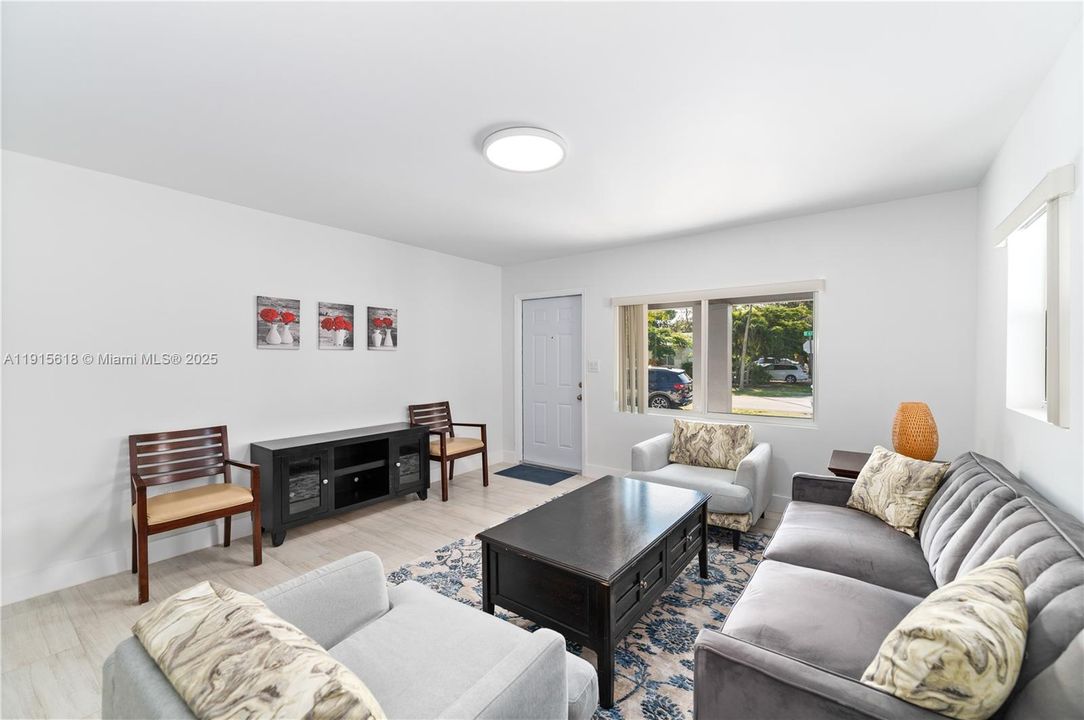 待售: $1,600,000 (6 贝兹, 6 浴室, 1938 平方英尺)