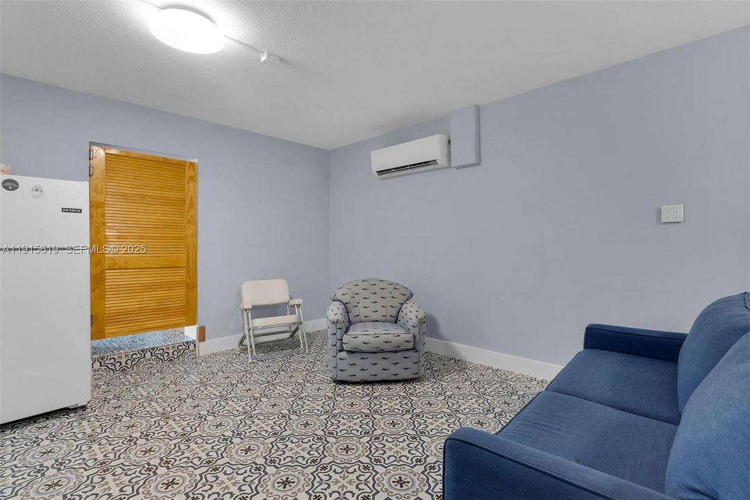 For Sale: $3,000,000 (3 beds, 3 baths, 1596 Square Feet)