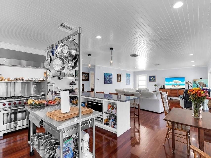 For Sale: $3,000,000 (3 beds, 3 baths, 1596 Square Feet)