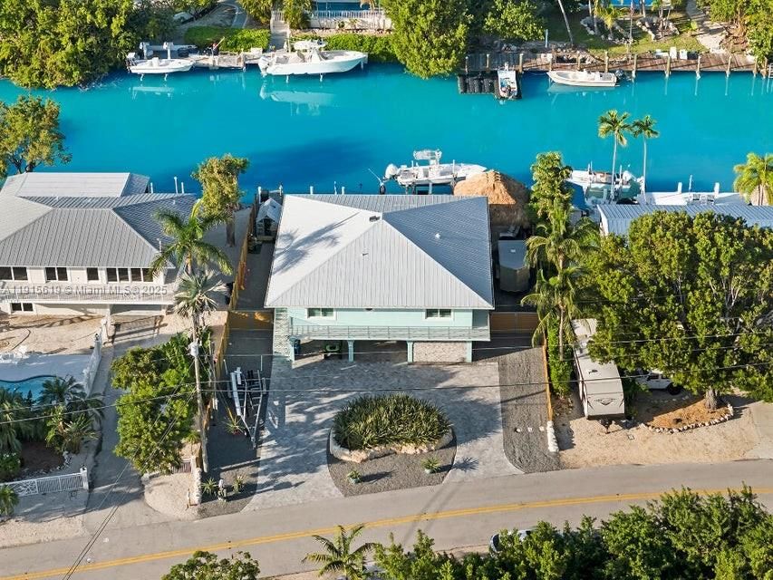 For Sale: $3,000,000 (3 beds, 3 baths, 1596 Square Feet)