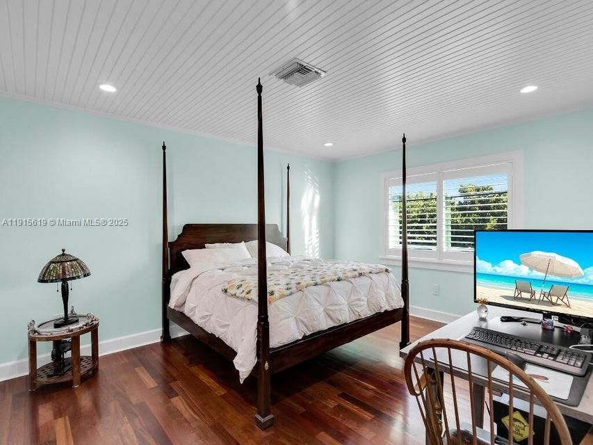 For Sale: $3,000,000 (3 beds, 3 baths, 1596 Square Feet)