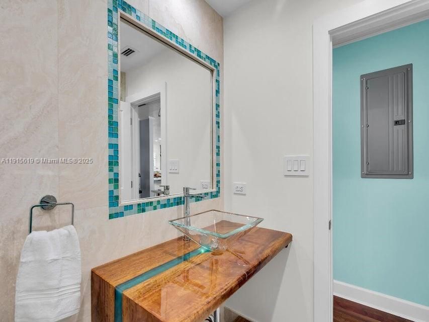 For Sale: $3,000,000 (3 beds, 3 baths, 1596 Square Feet)