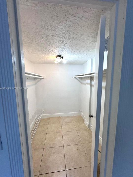 For Sale: $230,000 (2 beds, 2 baths, 960 Square Feet)