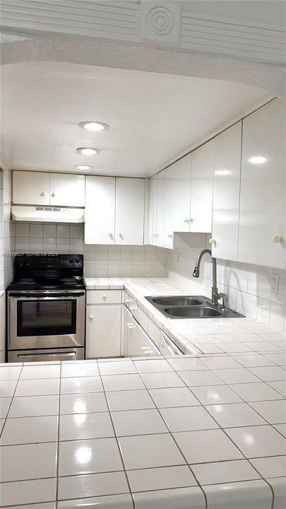 For Sale: $230,000 (2 beds, 2 baths, 960 Square Feet)