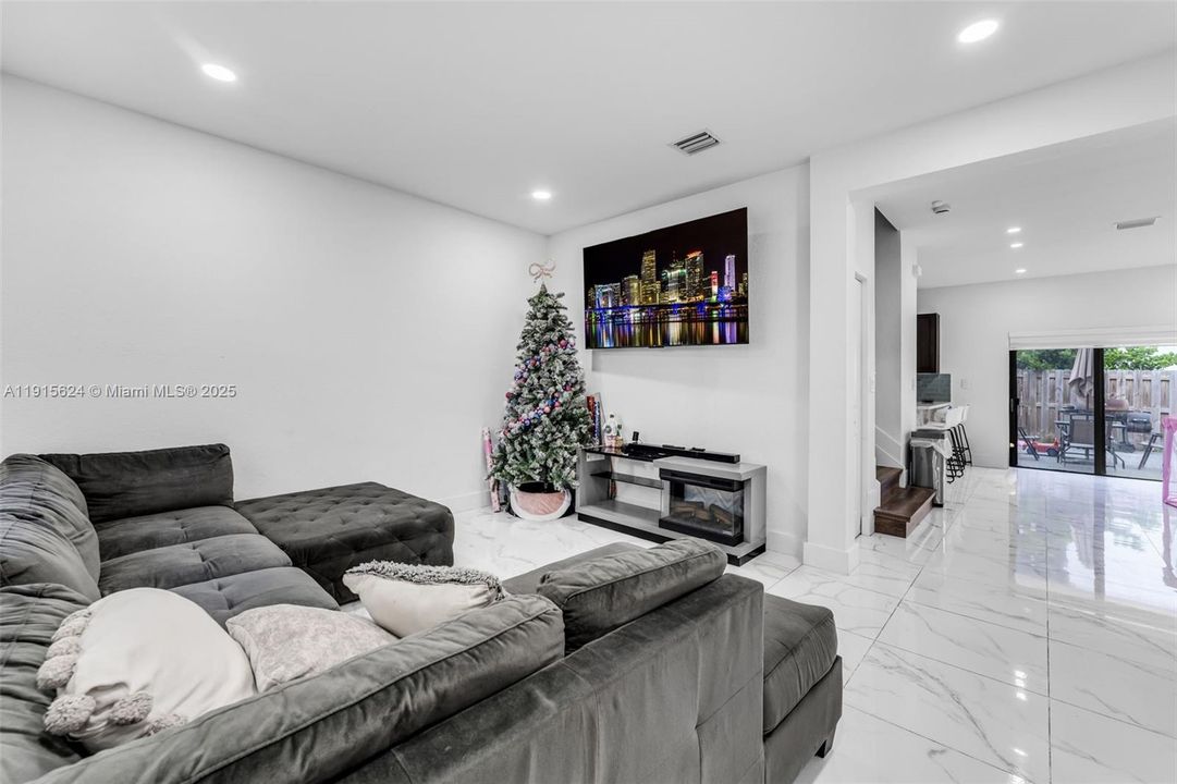 For Sale: $380,000 (3 beds, 2 baths, 1483 Square Feet)