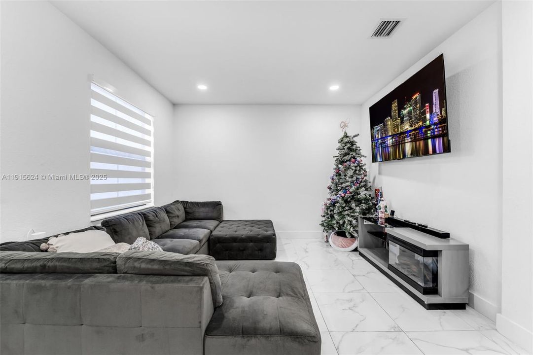 For Sale: $380,000 (3 beds, 2 baths, 1483 Square Feet)