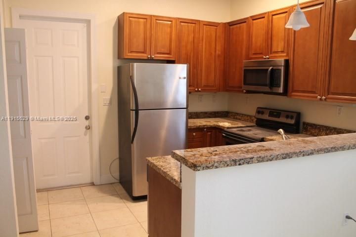 Active With Contract: $3,700 (2 beds, 1 baths, 875 Square Feet)