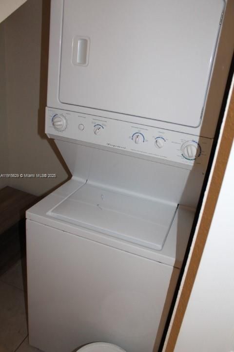 Active With Contract: $3,700 (2 beds, 1 baths, 875 Square Feet)