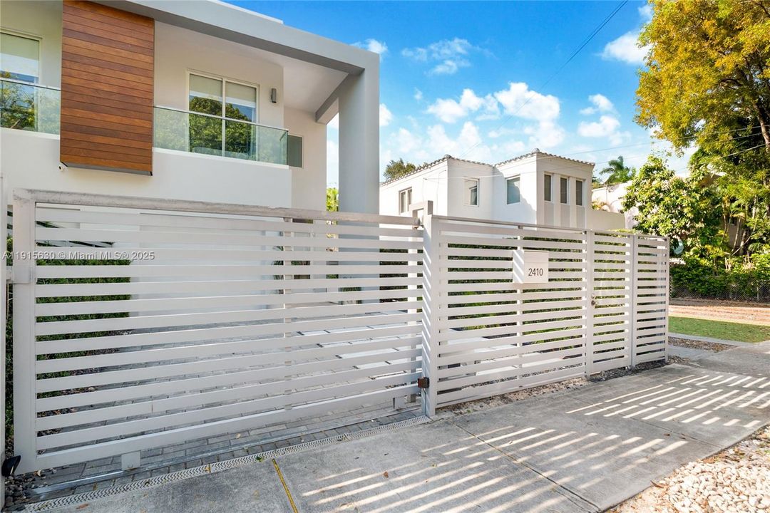 For Sale: $1,800,000 (4 beds, 4 baths, 2512 Square Feet)