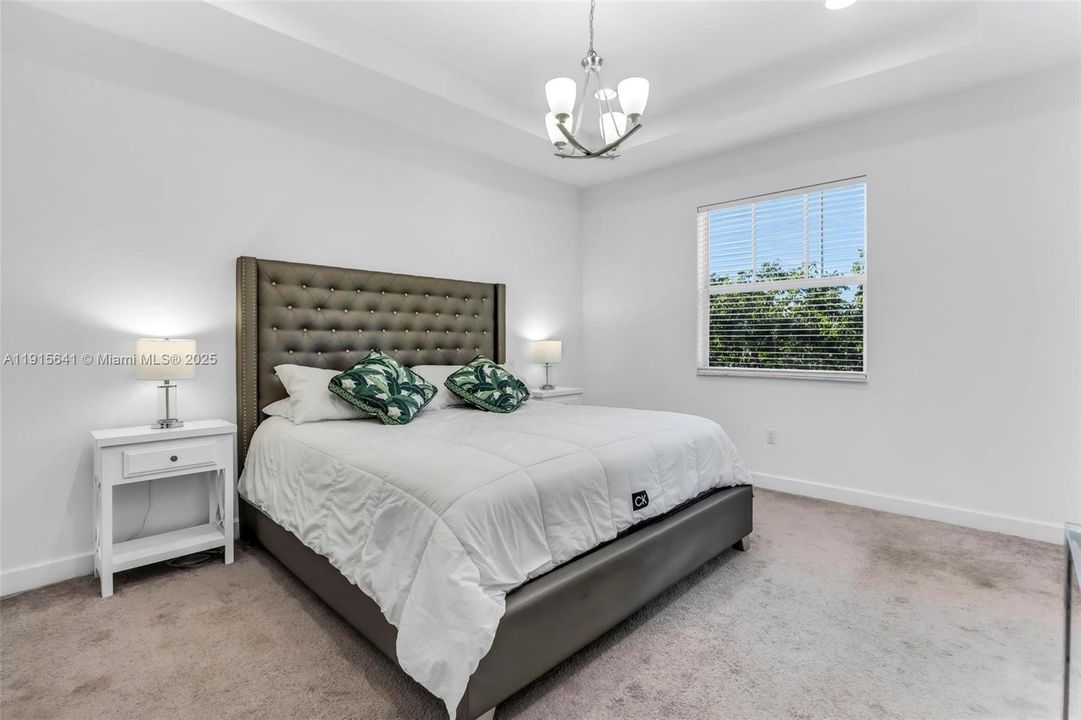 待售: $549,999 (4 贝兹, 2 浴室, 2067 平方英尺)