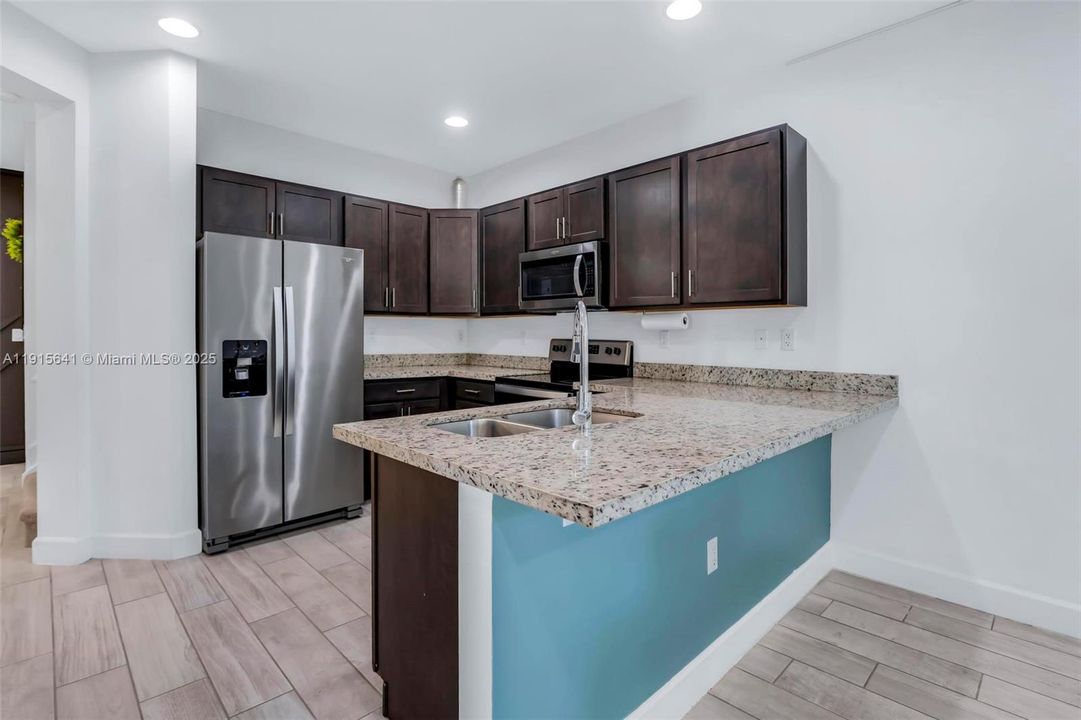 待售: $549,999 (4 贝兹, 2 浴室, 2067 平方英尺)