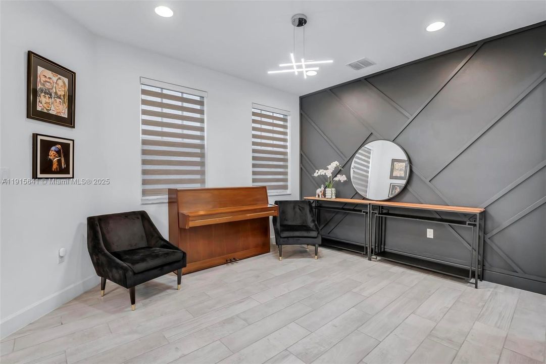 待售: $549,999 (4 贝兹, 2 浴室, 2067 平方英尺)